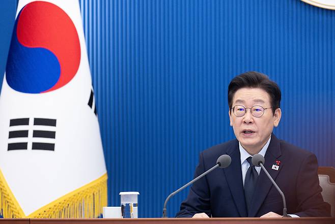 President Lee Jae Myung speaks during a meeting with his senior secretaries at the presidential office Cheong Wa Dae in Seoul on Thursday. (Yonhap)