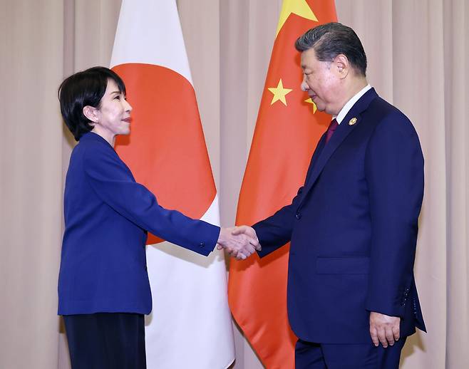 Chinese President Xi Jinping (R) and Japanese Prime Minister Sanae Takaichi shake hands ahead of a China–Japan summit in Gyeongju on Oct. 31, 2025. [YONHAP]