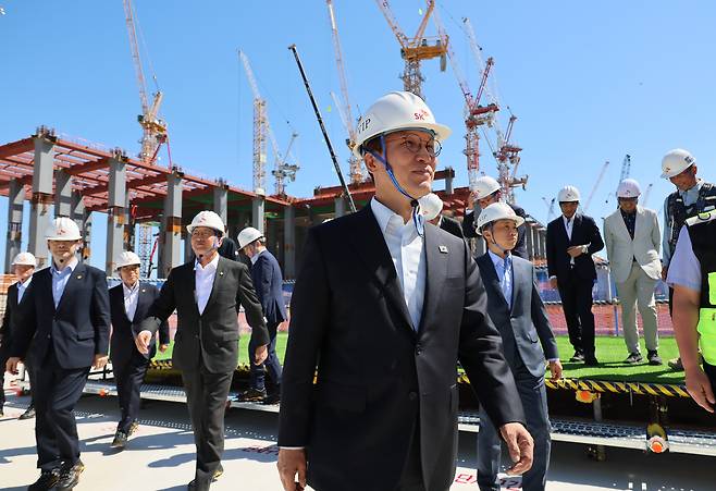 Prime Minister Kim Min-seok walks away after posing for photos during a visit to the construction site of the Yongin semiconductor cluster in Cheoin-gu, Yongin, Gyeonggi, on Sept. 11, 2025. [YONHAP]