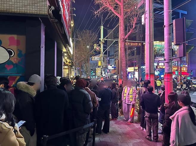 People line up to enter a bar near in the Hongdae area in western Seoul on Dec. 31, 2025. [HAN CHAN-WOO]