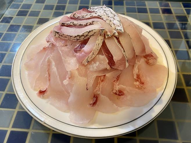 Eating seasonal foods such as sliced croaker hoe (raw fish), pictured in this photo, is emerging as a new trend. [JOONGANG ILBO]