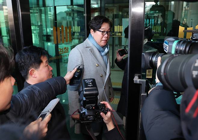 Kim Sung-tae, former chairman of Ssangbangwool and a central figure in the suspected attempt to influence testimony in the company’s alleged remittance to North Korea, enters the Seoul High Prosecutors' Office building in Seocho District, southern Seoul, on Jan. 8, 2026. [YONHAP]
