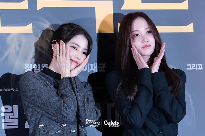 Actors Han So-hee and Jun Jong-seo pose for a photo during a press conference for the film “Project Y” at the Lotte Cinema World Tower in Jamsil, southern Seoul on Jan. 8. [DANIELA GONZALEZ PEREZ]