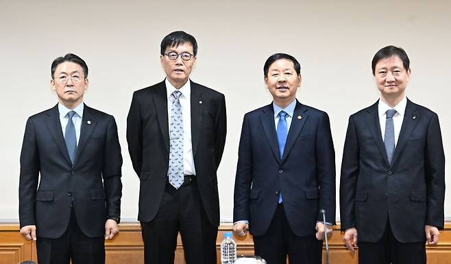 권대영 금융위 부위원장(왼쪽부터), 이창용 한국은행 총재, 구윤철 부총리 겸 재정경제부 장관, 이찬진 금융감독원장이 8일 서울 중구 은행연합회에서 시장상화점검회의 시작에 앞서 기념 촬영하고 있다. 재정경제부 제공