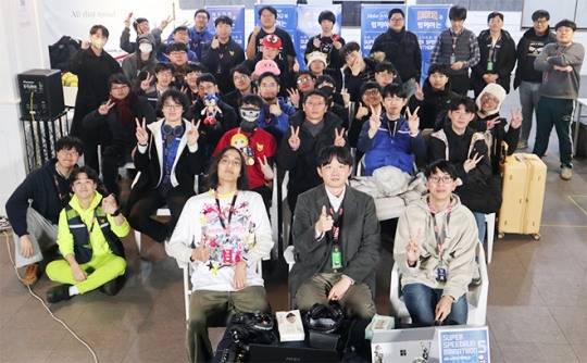 'LET'S GO HOPE! 희망원정대 2026 슈퍼 스피드런 마라톤' 참가자들이 기념 촬영을 하고 있다. 사진 제공 : 스마일게이트