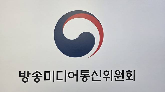 사진=연합뉴스/방송미디어통신위원회 로고