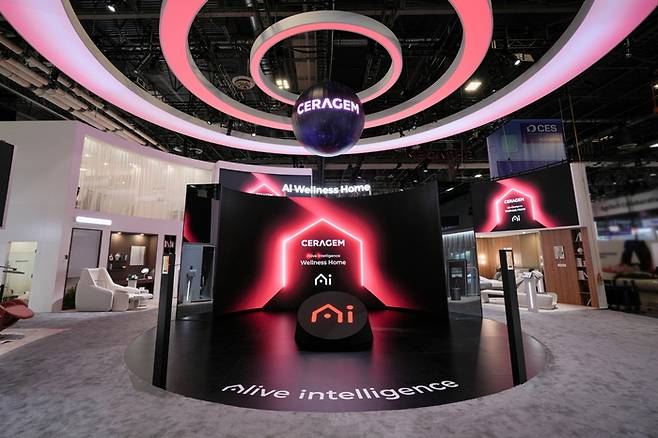 미국 라스베이거스 CES2026 현장에 운영중인 세라젬 부스. 정면에 서면 생체신호 등을 감지하는 ‘세라체크’가 작동하며 사용자의 현재 상태를 진단한다. [세라젬]