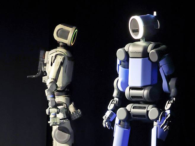 CES 2026 개막을 하루 앞둔 5일(현지시간) 미국 네바다주 라스베이거스 만달레이베이에서 열린 현대차그룹 프레스 컨퍼런스에서 차세대 전동식 아틀라스 시제품(왼쪽)과 아틀라스 개발형 모델이 무대에 공개돼 있다. [공동취재단]