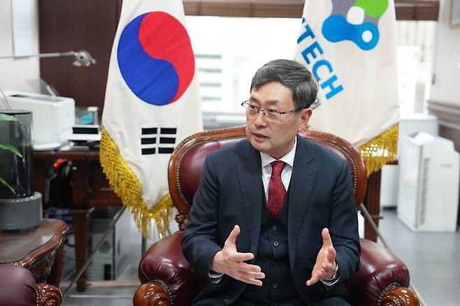 이상목 한국생산기술연구원장이 매경과 인터뷰하면서 대한민국을 ‘회색코뿔소’에게서 구할 수 있는 해법을 제안하고 있다. 그는 우리 제조업이 처한 현실을 ‘회색 코뿔소 돌진’에 빗대면서, 한국이 대응할 수 있는 시간은 10년 남짓이라고 봤다.