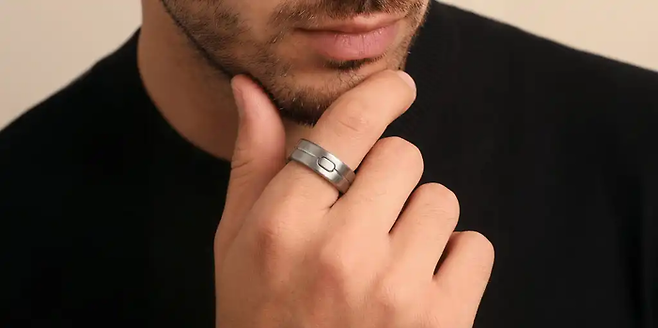 제스처만으로 녹음하는 ‘스마트링’ 싱가포르 웨어러블 기업 기지스랩은 AI 녹음기인 ‘보치 스마트링’을 선보였다. 대화를 녹음할 수 있고 이를 텍스트화해 검색도 가능하다. [기지스랩]