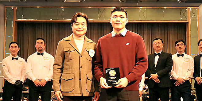 윤덕노가 사단법인 한국복싱커미션 이민영 슈퍼바이저에게 2025년 동양태평양복싱연맹 올해의 선수상을 전달받은 후 기념 촬영을 하고 있다. 사진=KBM