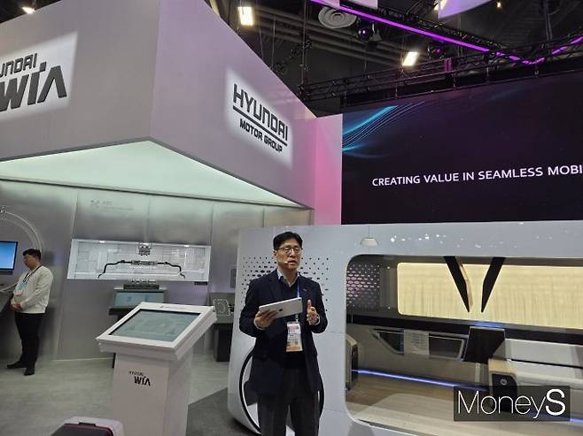 김남영 현대위아 TMS사업부 전무가 7일(현지시각) 라스베이거스 컨벤션센터(LVCC) 현대위아 부스에서 질의응답을 하고 있다. /사진=최유빈 기자