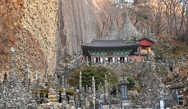 마이산 아래 탑사의 돌탑. 원추형 탑과 한 줄 탑 80여 기가 빽빽하게 들어서 있다. 법당 뒤쪽의 원추형 탑이 마이산에서 지기(地氣)가 가장 센 자리에 쌓았다는 ‘천지탑’이다.