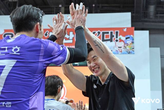 조근호와 박철우 감독대행./KOVO