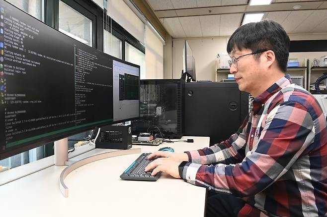 ETRI 연구진이 초대형 AI 학습을 위한 이더넷 기반 메모리 확장 시스템을 구성하고 성능을 검증하고 있다.[ETRI 제공]