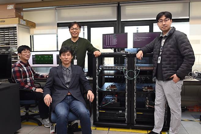 옴니익스텐드 기술을 개발한 ETRI 연구진. 차승준(왼쪽부터) 박사, 김강호 본부장, 석성우 박사, 고광원 실장.[ETRI 제공]