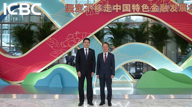 신한금융그룹은 진옥동 회장이 지난 5일 중국공상은행(ICBC)과 면담을 갖고, 글로벌 금융시장 변동성 확대에 대응한 협력 구조 고도화 및 중장기 금융 협력 방향을 논의했다고 8일 밝혔다. 이날 면담을 가진 진옥동(사진 오른쪽) 신한금융그룹 회장과 랴오 린 ICBC 회장이 기념촬영을 하고 있다. [신한금융그룹]