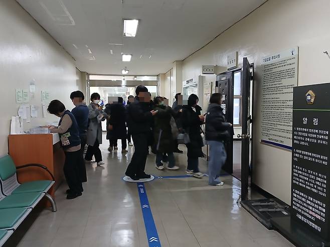 8일 경매가 열린 서울중앙지방법원 제4별관 내 법정으로 응찰자들이 입장하고 있다.  김희량 기자