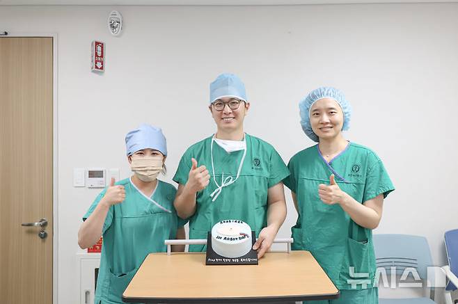 [용인=뉴시스]로봇을 활용한 자가조직 유방 재건술을 시행한 의료진(사진=용인세브란스병원 제공)2026.01.08.photo@newsis.com