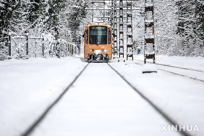 [부다페스트=신화/뉴시스] 7일(현지 시간) 헝가리 부다페스트에서 트램이 눈길을 달리고 있다. 2026.01.08.