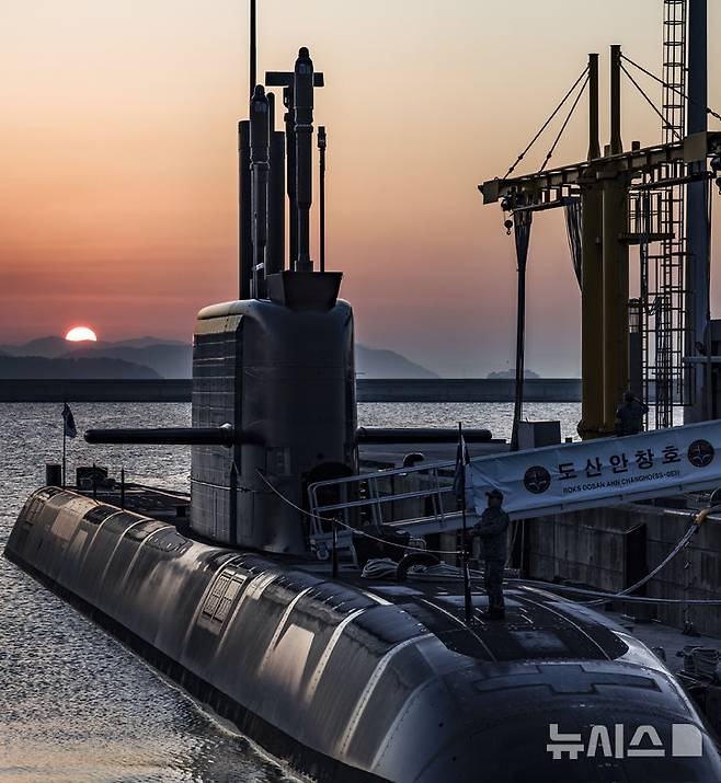 [진해=뉴시스] 김근수 기자 = 대한민국 핵심 국가전략부대인 해군 잠수함사령부 승조원들이 경남 진해시 해군 잠수함사령부에 정박된 국내 독자 설계·건조한 3000톤급 잠수함 1번함 ‘도산안창호함’에서 떠오르는 태양 뒤로 지난해 연말 대비태세를 위해 출항 준비를 하고 있다.대한민국 해군은 2026년을 기점으로 잠수함 전력의 비중과 역할이 한층 확대되는 국면에 들어설 것으로 전망된다. 캐나다 해군 잠수함 도입 사업 수주 가능성과 맞물리며, 해군 잠수함 전력은 국가 안보의 핵심 자산이자 K-방산을 뒷받침하는 전략적 전력으로 주목받고 있다. 2026.01.08. ks@newsis.com