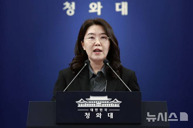 [서울=뉴시스] 최동준 기자 = 강유정 대변인이 8일 청와대에서 국빈 방중 외신 동향 관련 브리핑을 하고 있다. 2026.01.08. photocdj@newsis.com