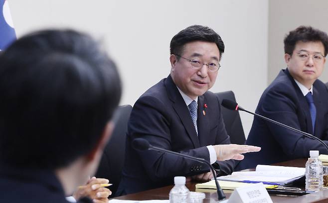 윤호중 행정안전부 장관이 8일 정부세종청사에서 열린 소방청 업무보고에서 김승룡 소방청장 직무대행의 보고를 받은 뒤 질문하고 있다. 연합뉴스