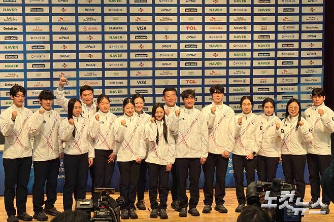 행사가 끝난 뒤 기념사진 촬영 당시에도 임원진은 선수들보다 뒤에서 포즈를 취했다. 이우섭 기자
