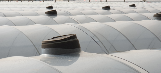 비닐하우스 상부에 환기 장치를 부착한 모습. 농촌진흥청