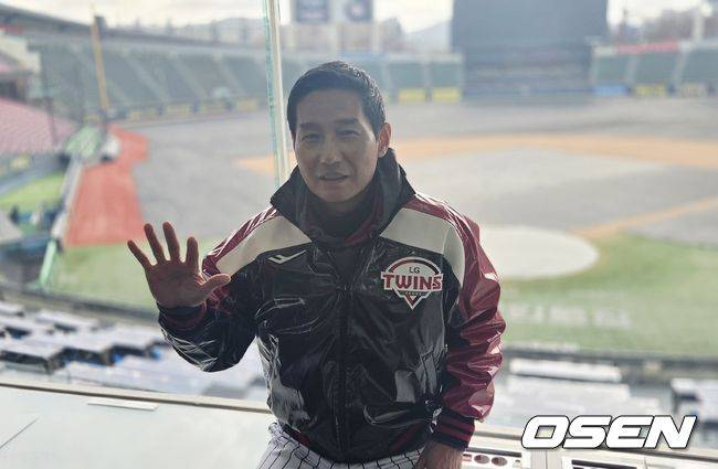 [OSEN=잠실, 한용섭 기자] 염경엽 감독이 올해 우승 목표를 밝히며 LG 통산 5번째 우승을 의미하는 손가락 5개를 펼쳐보이고 있다. /orange@osen.co.kr