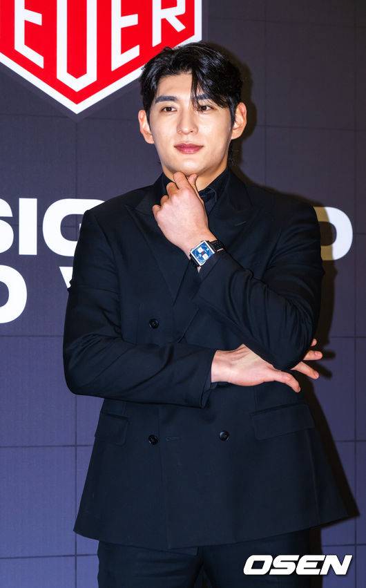 [OSEN=박준형 기자] 5일 오후 서울 강남구 웨스틴 서울 파르나스에서 시계 브랜드 태그호이어 포토월 행사가 진행됐다.이날행사에는 샌프란시스코 이정후와 개그맨 이용주가 참석했다. 이정후가 포즈를 취하고 있다.  2026.01.05 / soul1014@osen.co.kr