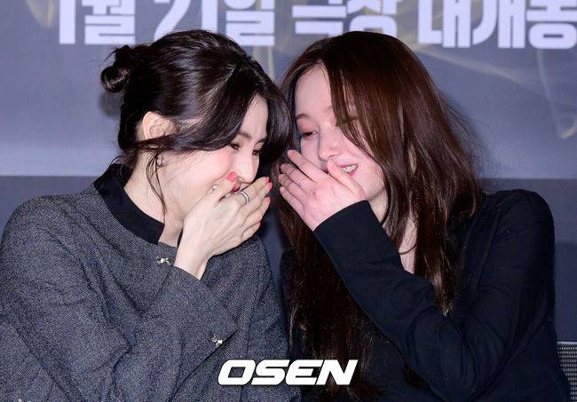 [OSEN=지형준 기자] 8일 오후 서울 잠실 롯데시네마 월드타워에서 영화 '프로젝트Y' 언론시사회 및 기자간담회가 열렸다.1월 21일에 개봉하는 '프로젝트 Y'는 화려한 도시 그 한가운데에서 다른 내일을 꿈꾸며 살아가던 미선과 도경이 인생의 벼랑 끝에서 검은 돈과 금괴를 훔치면서 벌어지는 이야기를 그린 작품.배우 한소희, 전종서가 간담회를 하고 있다. 2026.01.08 /jpnews@osen.co.kr