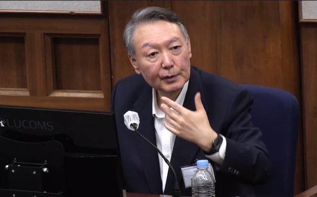 ▲윤석열 전 대통령이 29일 서울 서초구 서울중앙지법에서 열린 내란 우두머리 혐의 속행 공판에 출석해 발언하고 있다. ⓒ연합뉴스