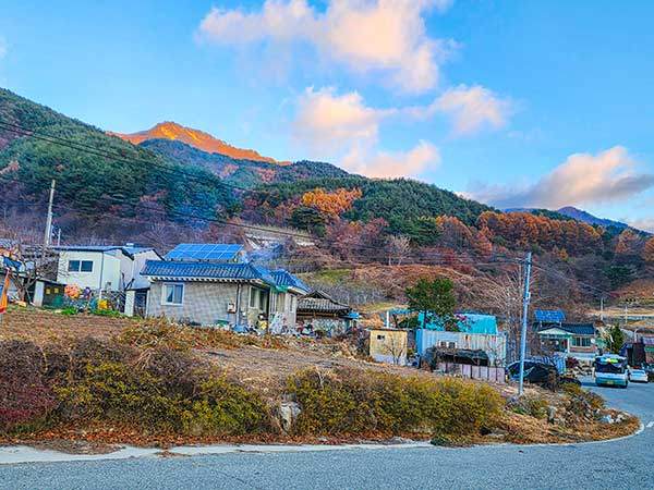 산행 기점 심방마을. 고요한 산촌의 뒷산 양각산에 햇살이 비치고 있다