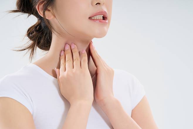 전문의들은 목에 잡히는 작은 멍울이나 이물감이 갑상선암의 초기 신호일 수 있다고 경고한다. 게티이미지뱅크