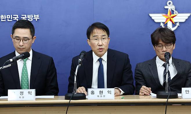 내란극복·미래국방 설계를 위한 민·관·군 합동 특별자문위원회 홍현익 위원장(가운데)이 8일 서울 용산구 국방부 청사에서 국군방첩사령부 해체·개편 방안을 발표하고 있다. 뉴스1