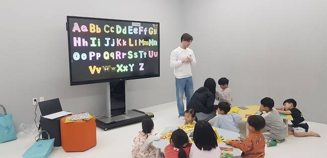 어린이 복합 문화공간인 ‘들락날락’에서 원어민 교사가 체험·놀이 중심 영어 교육을 진행하고 있다. 부산시 제공