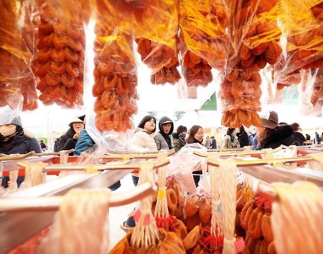 지난해 지리산 함양고종시 곶감축제를 찾은 관람객들이 곶감을 고르고 있다. ⓒ함양군 제공