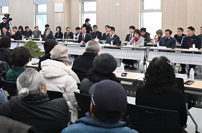 구인모 거창군수가 지난 7일 거창읍을 방문해 주민 불편 사항을 청취하고 있다. ⓒ거창군 제공
