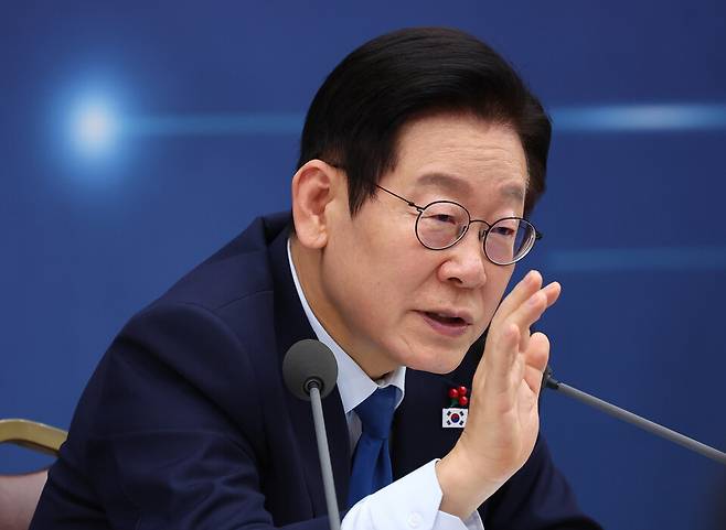 이재명 대통령이 지난해 12월17일 정부세종컨벤션센터에서 열린 산업부·중기부·지재처 업무보고에서 김용선 지식재산처장에게 질문하고 있다. ⓒ연합뉴스