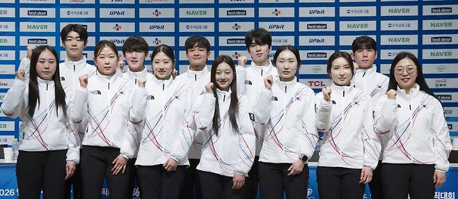 7일 진천선수촌에서 밀라노동계올림픽 D-30 미디어데이에 참석한 선수들이 기념촬영을 하고 있다. 스피드스케이팅 박지우, 쇼트트랙 이준서, 스피드스케이팅 김민선, 쇼트트랙 임종언, 피겨스케이팅 이해인, 김현겸, 신지아, 차준환, 쇼트트랙 최민정, 김길리, 컬링 정영석, 김선영(왼쪽부터). 진천｜뉴시스