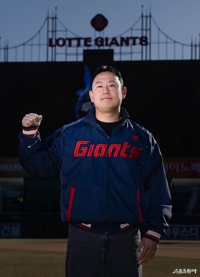 김상수가 8일 사직구장에서 롯데와 FA 계약을 맺은 뒤 기념 촬영하고 있다. 사진제공｜롯데 자이언츠