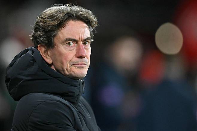 토트넘 프랭크 감독이 8일 본머스전에서 그라운드를 바라보고 있다. AFP연합뉴스