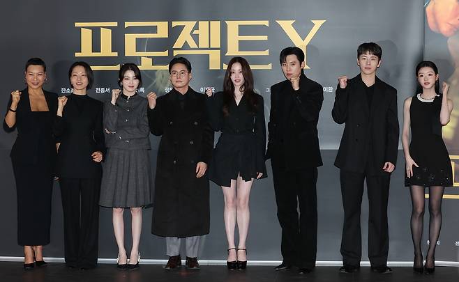 8일 서울 송파구 롯데시네마 월드타워점에서 열린 영화 ‘프로젝트Y’ 시사 간담회에서 배우 정영주(왼쪽부터), 김신록, 한소희, 이환 감독, 배우 전종서, 김성철, 이재균, 유아가 포즈를 취하고 있다. 연합뉴스