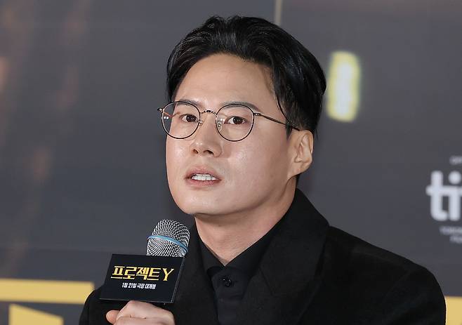 이환 감독이 8일 서울 송파구 롯데시네마 월드타워점에서 열린 영화 ‘프로젝트Y’ 시사 간담회에서 인사말을 하고 있다. 연합뉴스