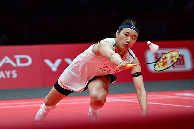 배드민턴 안세영이 지난달 월드투어 파이널스 결승에서 상대 공격을 받아내고 있다. AFP연합뉴스