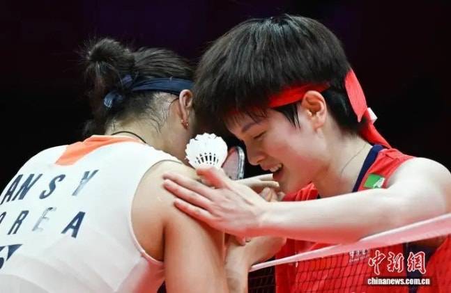 ▲ 왕즈이의 눈물은 중국 배드민턴의 깊은 고민과 좌절감을 상징하는 장면으로 남게 됐다. 현지 언론은 “왕즈이가 이번 패배를 거울삼아 빠르게 상태를 회복해야 한다”고 조언하면서도 안세영이라는 거대한 벽 앞에 좌절한 왕즈이를 냉정하게 응시했다. ⓒ 중국신문망 캡쳐