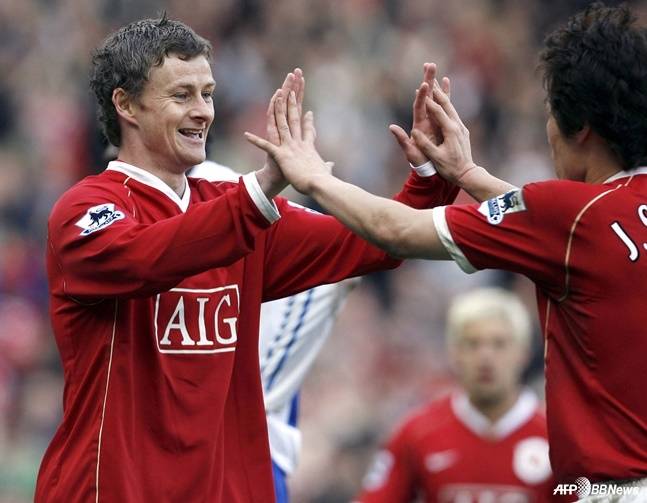 박지성(오른쪽)과 올레 군나르 솔샤르가 하이파이브하고 있다. /AFPBBNews=뉴스1