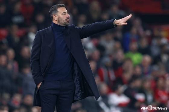 뤼트 판 니스텔로이 맨체스터 유나이티드 감독 대행이 영국 맨체스터의 올드 트래포드에서 열린 2024~2025시즌 리그컵 4라운드에서 손짓을 하고 있다. /AFPBBNews=뉴스1