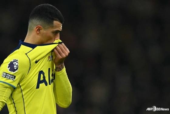 토트넘 홋스퍼 페드로 포로가 8일(한국시간) 영국 본머스 바이탈리티 스타디움에서 열린 2025~2026시즌 잉글랜드 프리미어리그(EPL) 경기 후 아쉬워하고 있다. /AFPBBNews=뉴스1